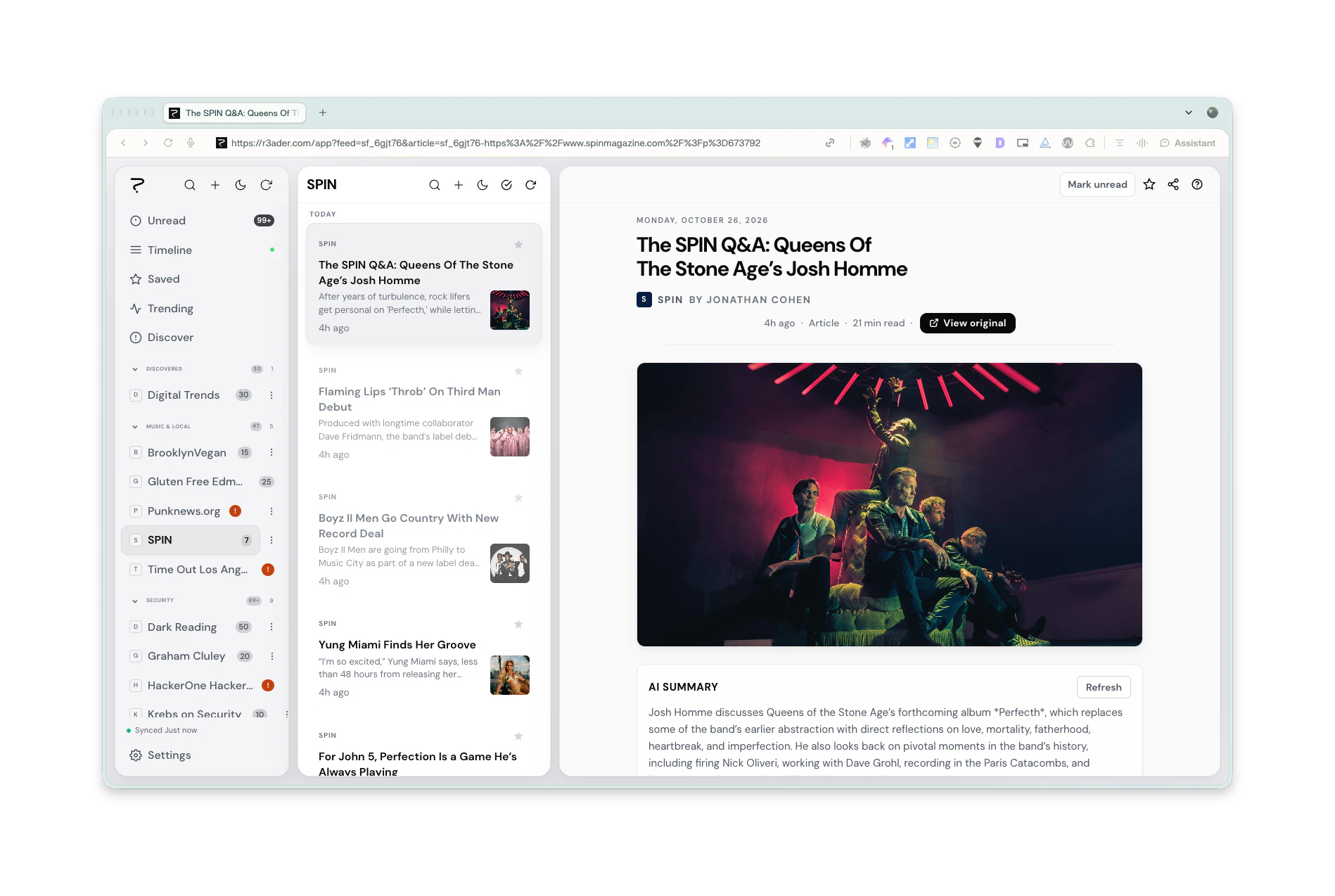 R3ader three-pane reader with an AI summary under the article